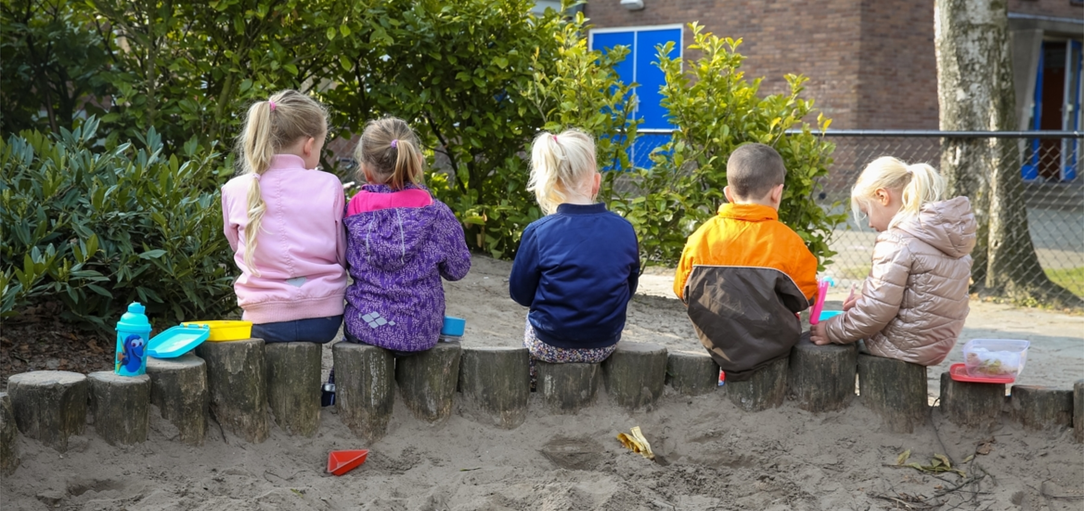 Kinderen op de zandbakrand